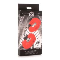 XR Brands Cuffed in Fur - Esposas forradas de peluche - Rojo, imagen 2